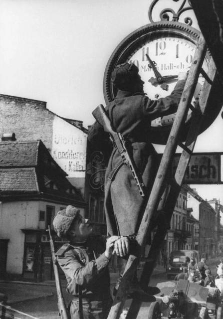 IMG_street clock Neumarkt 1945.jpg